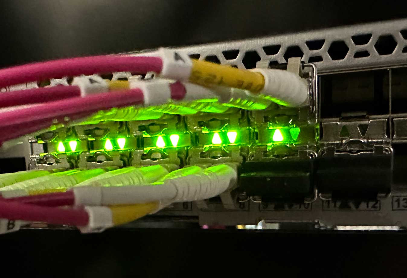 Glasvezelverbindingen in een serverrack