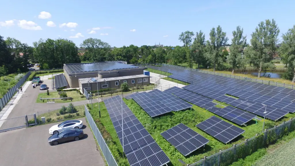 Dronefoto van het datacenterterrein met zonnepanelenveld in Kloetinge