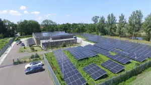 Dronefoto van het datacenterterrein met zonnepanelenveld in Kloetinge