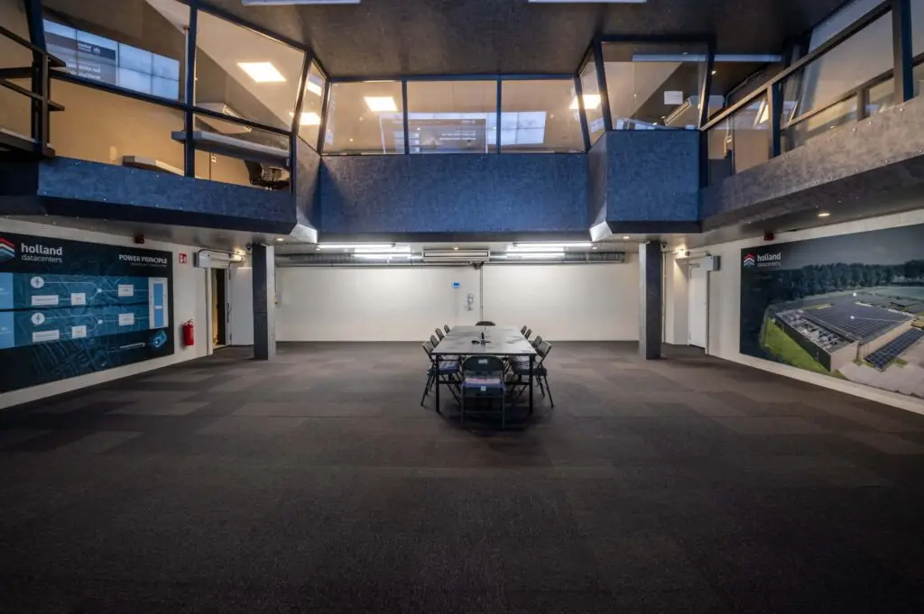 Het voormalige commandocentrum, nu presentatie- en conferentieruimte