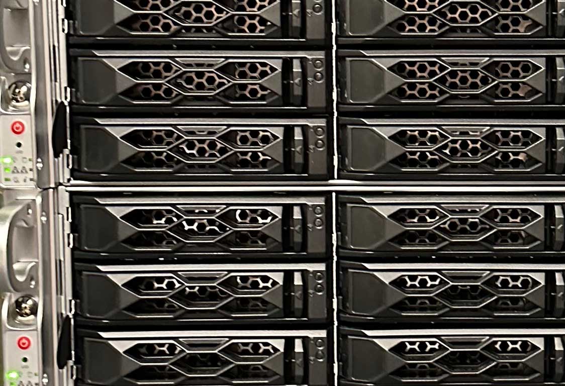 Serverracks in het datacenter van Holland Datacenters